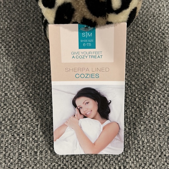 Cozy Sherpa slippers leopard print NWT retails $17 size small 6-7.5 - Picture 2 of 3